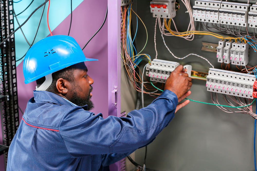 Profissional Eletricista utilizando equipamentos de segurança na execução do trabalho